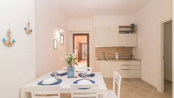 Family Apartment, 2 Bedrooms (Appartamento Mirto In The City Center) | Dining room