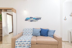 Family Apartment, Multiple Bedrooms (Appartamento Mirto In The City Center) | Living area | 21-inch flat-screen TV with cable channels, TV