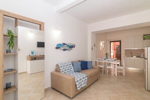 Family Apartment, Multiple Bedrooms (Appartamento Mirto In The City Center) | Living area | 21-inch flat-screen TV with cable channels, TV