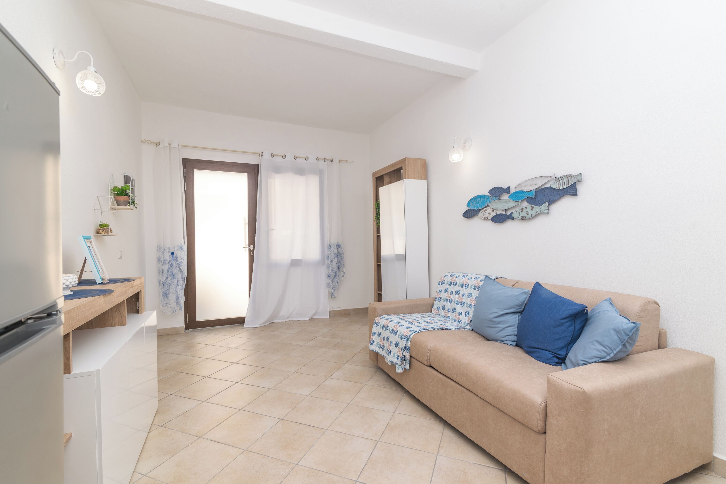 Departamento familiar, varias habitaciones (Appartamento Mirto In The City Center) | Área de sala de estar | Televisión de pantalla plana de 21 pulgadas con canales por cable 