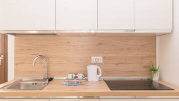 Fridge, stovetop, electric kettle, cookware/dishes/utensils