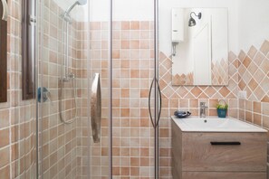 Family Apartment, Multiple Bedrooms (Appartamento Mirto In The City Center) | Bathroom | Shower, bidet, towels, soap - Appartamento Mirto In The City Center (Santa Teresa di Gallura)