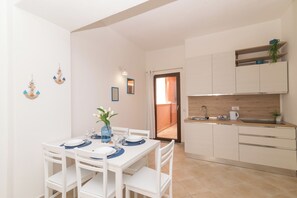 Family Apartment, 2 Bedrooms (Appartamento Mirto In The City Center) | Dining room
