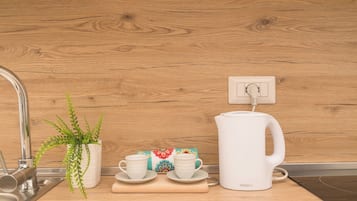 Familienapartment, 2 Schlafzimmer (Appartamento Mirto In The City Center) | Eigene Kochnische | Kühlschrank, Herdplatte, Wasserkocher, Kochgeschirr/Geschirr/Besteck