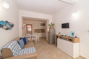 Family Apartment, Multiple Bedrooms (Appartamento Mirto In The City Center) | Living area | 21-inch flat-screen TV with cable channels, TV