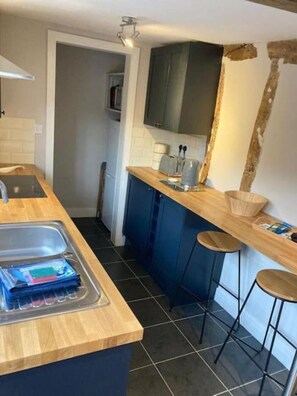Fridge, microwave, oven, stovetop - Almond Cottage Clare - 2 bedroom English Cottage in smallest town in Suffolk (Street, Clare)