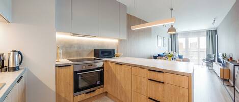 Apartamento (18F/44) | Cocina básica privada | Frigorífico, placa de cocina, lavavajillas y hervidor eléctrico
