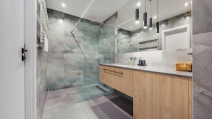Apartment (18F/44) | Bathroom | Shower, hair dryer, towels - Apartamenty Sun&Snow Baltea (Gdansk)