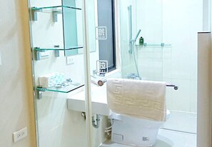 Dusche, Haartrockner, Handtücher, Shampoo