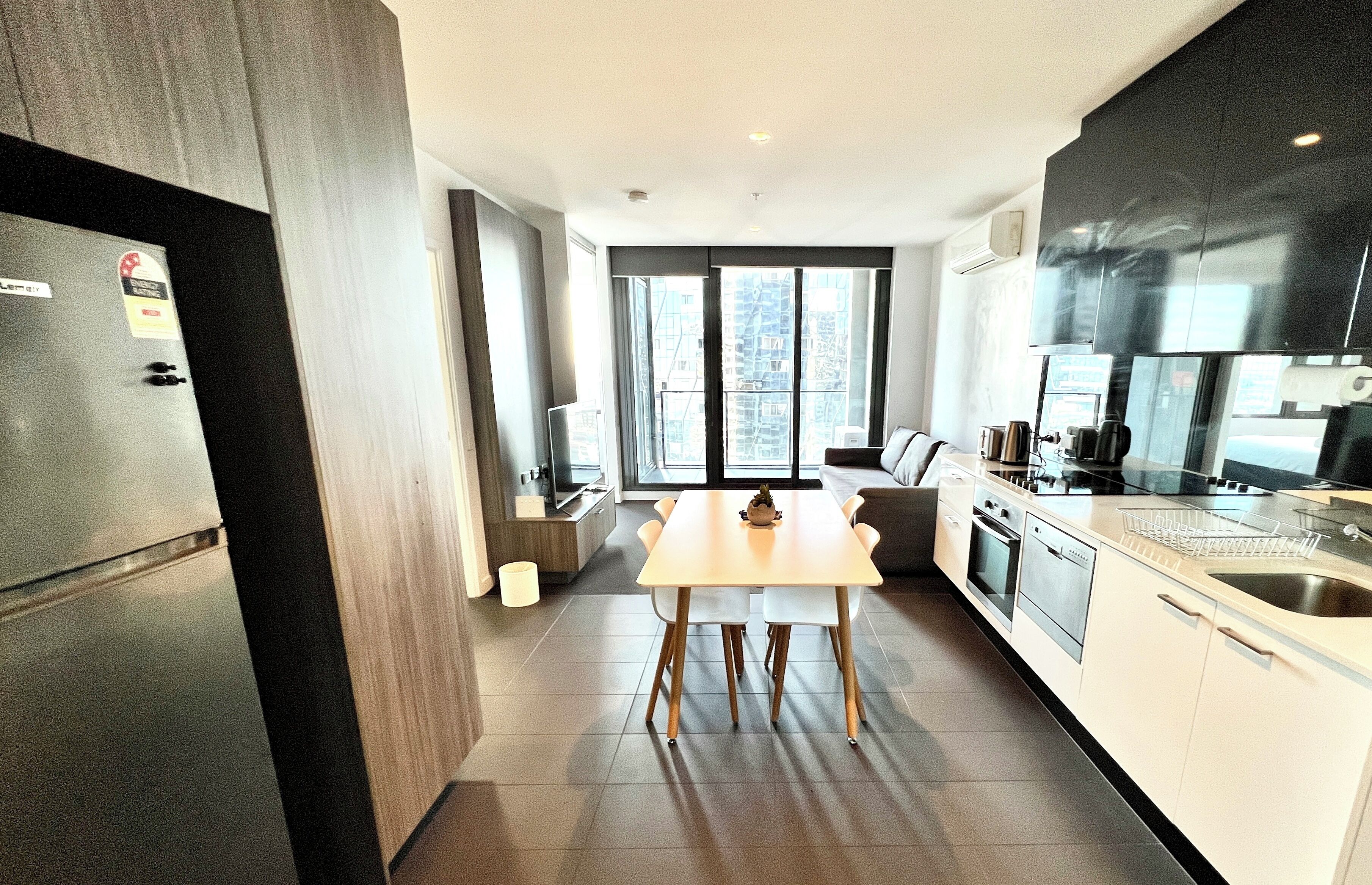 Refrigerador con freezer, microondas, horno, placa de cocina