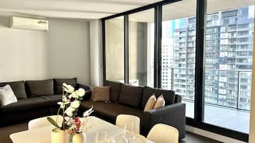 Apartamento premier | Área de estar | TV LED