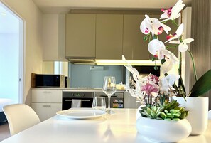 Premier Apartment | Dining room - Readyset Apartments at Hudson  (Melbourne)