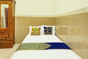 Double Room | Laptop workspace, free WiFi, bed sheets - OYO Life 92393 Namimart Syariah 1 (Kediri)