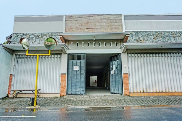 Front of property - OYO Life 92393 Namimart Syariah 1 (Kediri)