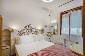 Een strijkplank/strijkijzer, gratis wifi, beddengoed