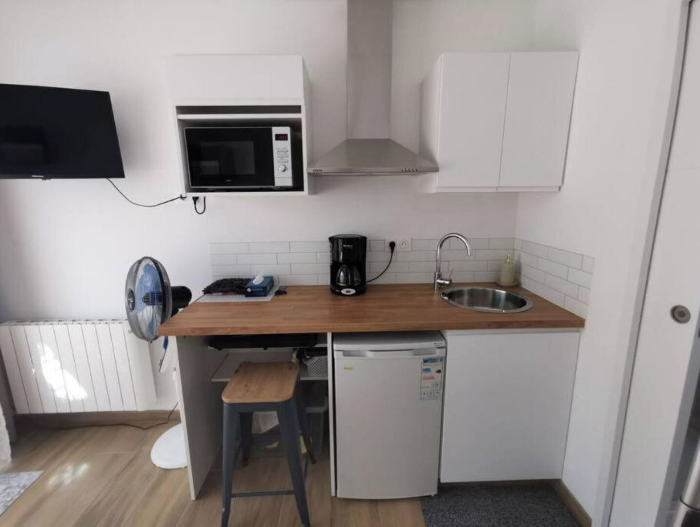 Réfrigérateur, micro-ondes, plaque de cuisson, cafetière/bouilloire