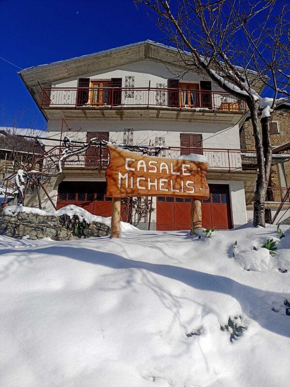 Exterior detail - Farmhouse nestled in the Ligurian Alps (2nd floor) (Villaro)