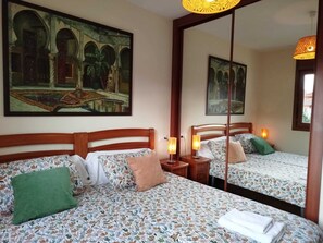 2 habitaciones, tabla de planchar con plancha y cuna de viaje 