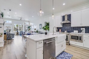 Fridge, microwave, oven, stovetop - New Pet-Friendly Condo@Cinnamon Shore North w/ Many Resort-Like Amenities (Port Aransas)