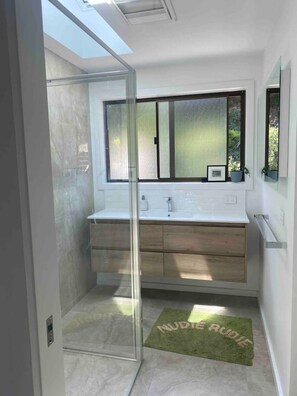 Shower, hair dryer, towels - Witjweri at beach 3 with linen and wifi (Venus Bay)