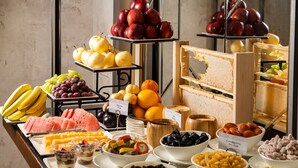 Un buffet proposant une variété de fruits, de légumes et de desserts.