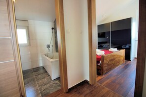 Bathtub, towels