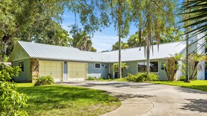 Unclassified image, 5 of 35, button - Manatee & kayak friendly waterfront cottage (Ormond Beach)