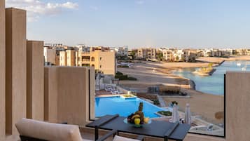 Creek Premium Studio Lagoon and Pool view | Terrace/patio
