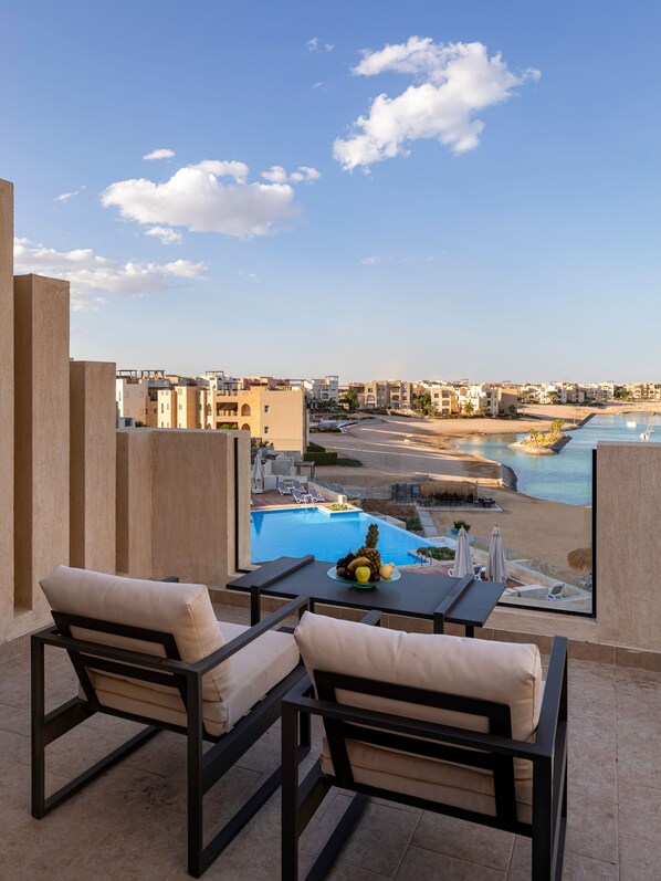 Studio Prestige, vue sur la piscine | Terrasse/patio