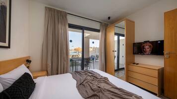 Suite ejecutiva, vista a la laguna | Minibar, caja de seguridad en la habitación y cortinas blackout