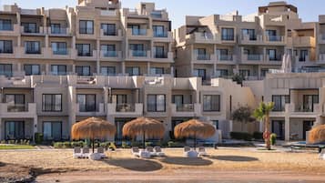 Plage privée, chaises longues, parasols, serviettes de plage