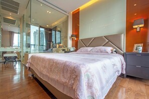 1 Schlafzimmer, Zimmersafe, Schreibtisch, Bügeleisen/Bügelbrett
