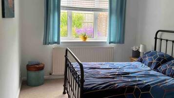 2 bedrooms, iron/ironing board, free WiFi, bed sheets