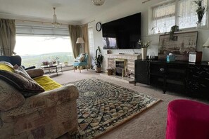 TV - 2 Bed Retreat With Amazing Sea Views in Brighton (Brighton)