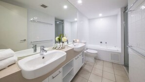 Baignoire, sèche-cheveux, serviettes fournies, papier toilette