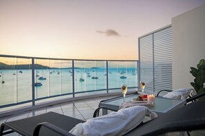 Outdoor dining - Epitome of luxury - absolute waterfront penthouse (Cannonvale)