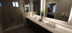 Combined shower/tub, hair dryer, towels