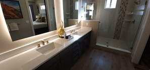 Combined shower/tub, hair dryer, towels - SageCreek D10 "Incredible Pool" -Landscape Retreat (Moab)