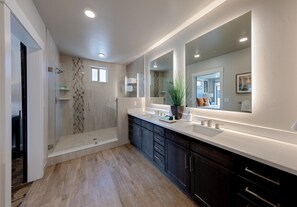 Combined shower/tub, towels