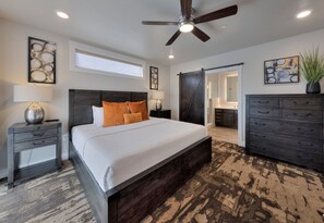 3 slaapkamers, een strijkplank/strijkijzer, reisbedje, wifi