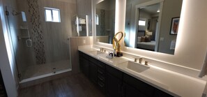 Combined shower/tub, hair dryer, towels