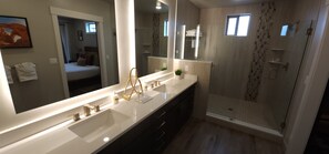 Combined shower/bathtub, towels - Moab Sage Creek - ArchesRoost E4 -"Top Rated Pool" (Moab)