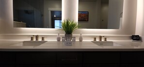 Kombinert dusj/badekar, hårføner og håndklær