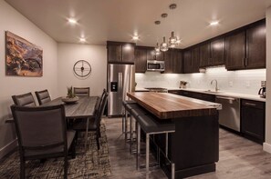 Fridge, microwave, oven, stovetop - Sage Creek "Desert Reflections F6" - Heated Pool (Moab)