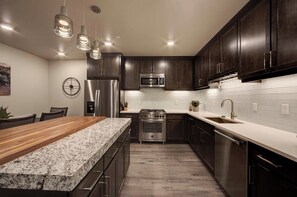 Fridge, microwave, oven, stovetop - Sage Creek "Desert Reflections F6" - Heated Pool (Moab)