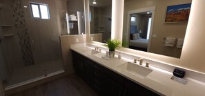 Combined shower/bathtub, hair dryer, towels