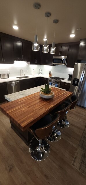 冷蔵庫、電子レンジ、オーブン、コンロ