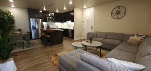 Een televisie en een open haard