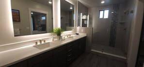 Combined shower/tub, hair dryer, towels - Sage Creek Resort at Moab - Quad Rental F5-6-7-8 (Moab)
