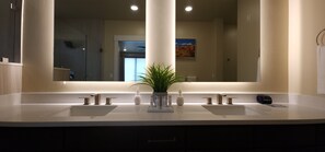 Combined shower/tub, hair dryer, towels - Sage Creek Moab "Dual Unit Rental" F6 & F7 (Moab)